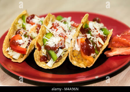 Vegetarische Mexikanische Tacos, gefüllt mit Bohnen und Gemüse Stockfoto