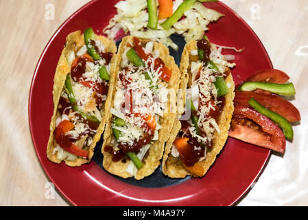Vegetarische Mexikanische Tacos, gefüllt mit Bohnen und Gemüse Stockfoto