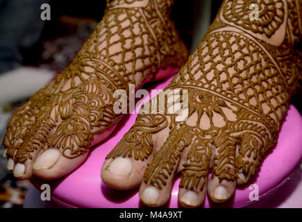 Malen mit Henna auf dem Fuß Stockfoto