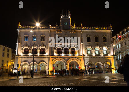 Lissabon, Portugal - 7. Dezember 2018 - Abend Lichter auf dem Rossio Central Station, dem ältesten in Lissabon Stockfoto