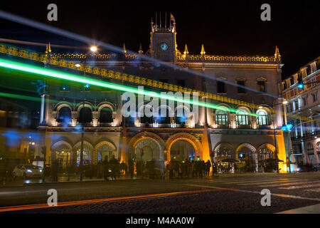 Lissabon, Portugal - 7. Dezember 2018 - Abend Lichter auf dem Rossio Central Station, dem ältesten in Lissabon Stockfoto