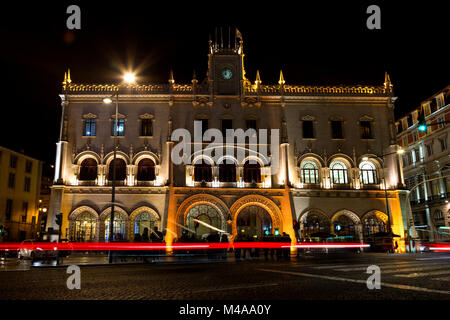 Lissabon, Portugal - 7. Dezember 2018 - Abend Lichter auf dem Rossio Central Station, dem ältesten in Lissabon Stockfoto