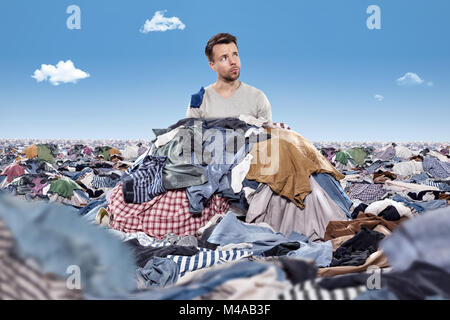 Mann in einem Durcheinander von Wäscheservice Stockfoto