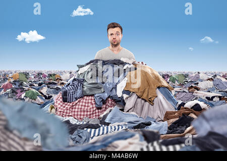 Mann in einem Durcheinander von Wäscheservice Stockfoto