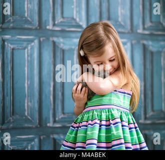 Kleines Mädchen mit Baby Bunny Stockfoto