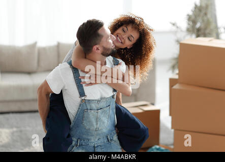 Frau und Mann sind glücklich, ein neues Haus zu ziehen. Stockfoto