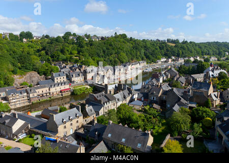 Dinan (Bretagne, Frankreich): Hafen mit dem Ufer des Flusses Rance. Häuser am Ufer des Flusses Rance mit der Alten Brücke der Stadt. (Nicht Ava Stockfoto