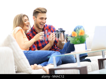 Moderne junge Paar prüft die Fotos auf der Kamera Stockfoto