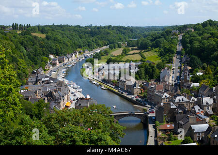 Dinan (Bretagne, Frankreich): Hafen mit dem Ufer des Flusses Rance. Häuser am Ufer des Flusses Rance mit der Alten Brücke der Stadt. (Nicht Ava Stockfoto