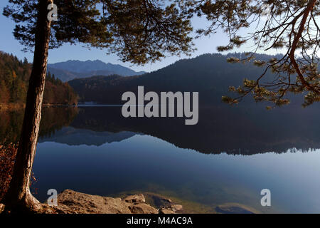 Blick über Lake Hechtsee zu Kaisergebirge bei Kufstein, Tirol, Österreich Stockfoto