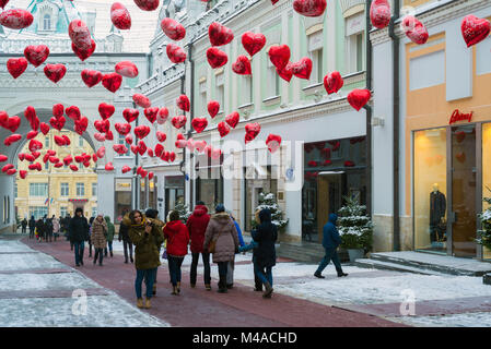 Moskau, Russland - 11. Februar 2018. Tretjakow Passage mit Ballons in Form der Herzen für Valentinstag eingerichtet Stockfoto