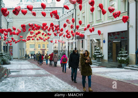 Moskau, Russland - 11. Februar 2018. Tretjakow Passage mit Ballons in Form der Herzen für Valentinstag eingerichtet Stockfoto