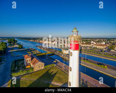 Luftaufnahme von de La Tranche-sur-Mer (Normandie, Frankreich) zu dem "Cote de Nacre "Küste der Leuchtturm und einen Blick auf den Caen Canal Locks (Nicht verfügbar Stockfoto