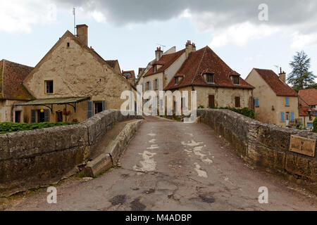 Alte Brücke und Häuser in Semur-en-Auxois, Burgund, Frankreich Stockfoto