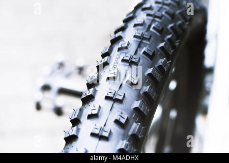 Neu und sauber Black Mountain bike Hinterrad detail und 29 x 2,2 Reifen close up, abstrakten mit weißem Hintergrund Stockfoto