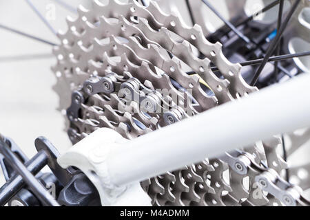Mountainbike Rad und Zahnrad Detail mit eine neue, saubere Kette und metall ketten Ringe Stockfoto