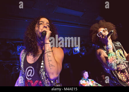 Der amerikanische Rap und elektronische Musik Duo LMFAO führt ein Live Konzert bei VEGA in Kopenhagen. Das Duo besteht aus den beiden Rappern Redfoo (R) und Sky Blu (L). Dänemark, 15/10 2011. Stockfoto