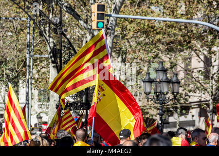 Demonstration für den Verbleib Kataloniens in Spanien, gemeinsame Aktion von Katalanen und Spanienanhängern Stockfoto