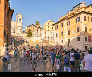 Rom - AUGUST 4: Spanische Treppe an der Piazza di Spagna mit Touristen im Sommer heissen Tag August 4, 2017 in Rom Italien Stockfoto
