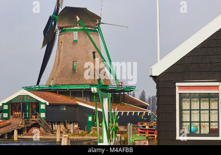 Het Jonge Schaap (Die jungen Schafe) eine hölzerne Wind angetrieben Sägewerk, Zaanse ein Dorf in der Nähe von zaandijk in der Gemeinde Zaanstad, Nord Holland Schans Stockfoto