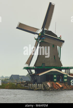 Het Jonge Schaap (Die jungen Schafe) eine hölzerne Wind angetrieben Sägewerk, Zaanse ein Dorf in der Nähe von zaandijk in der Gemeinde Zaanstad, Nord Holland Schans Stockfoto