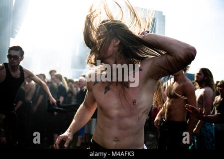 Eine langhaarige Heavy Metal Fan mit Tattoo und Piercing ist Tanzen und Headbangen an Heavy Metal Festival Copenhell in Kopenhagen, Dänemark, 2012. Stockfoto