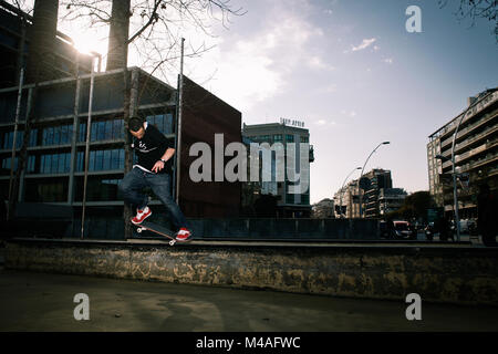 Ein Skater ist, coole Tricks auf seinem Skateboard in Barcelona 2011. Stockfoto