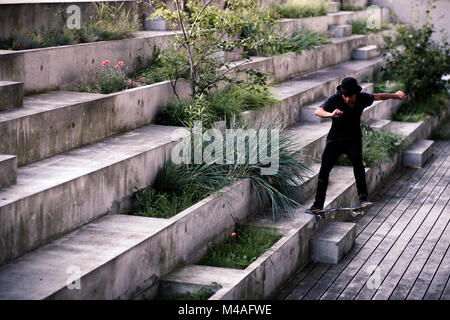 Die dänische skater Bob macht coole Tricks auf seinem Skateboard in Kopenhagen, 2010. Stockfoto