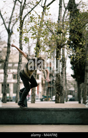 Ein Skater ist die Tricks auf seinem Skateboard in Barcelona. Spanien 2011. Stockfoto