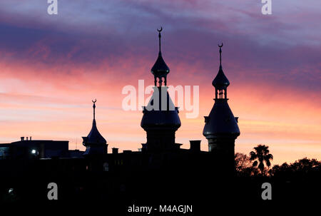 Die minarette auf der Universität von Tampa sind gegen den Himmel kurz nach Sonnenuntergang in der Innenstadt von Tampa, Florida. Stockfoto