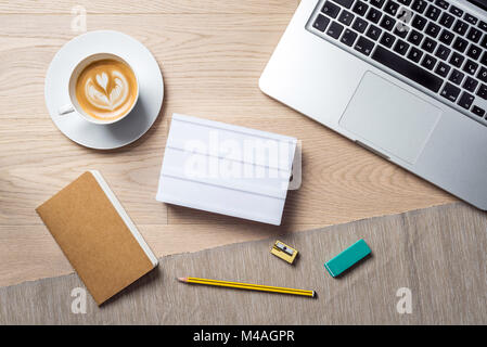 Leere Lightbox mit Kopie Platz für eine Nachricht schreiben auf hölzernen Schreibtisch mit Bürobedarf liegen so flach aus der Vogelperspektive legen Stockfoto