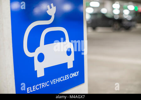 Zeichen für Elektroauto Aufladepunkt In Parkplatz Stockfoto