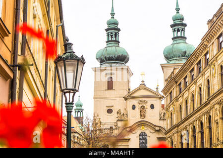 Schöne Gebäude, Blumen und Straßenlaterne in der Altstadt von Prag in der Tschechischen Republik. Stockfoto