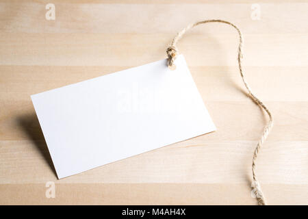 Preis auf hölzernen Tisch. Geburtstagsgeschenk oder Weihnachtsgeschenk Papieretikett. Leer leer negative kopieren. Stockfoto