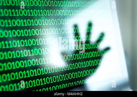 Cyber Security Bedrohung und Angriff Konzept. Binäre Zahlen, Null und Eins auf dem Laptop Bildschirm. Reflexion der Hacker Hand in Computer überwachen. Stockfoto