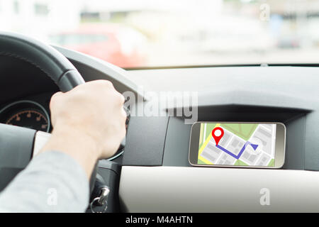 Man Autofahren und navigieren. Mobile App für Smartphones. Online Karte und GPS-Anwendung auf Handy. Innenraum Cockpit anzeigen. Stockfoto