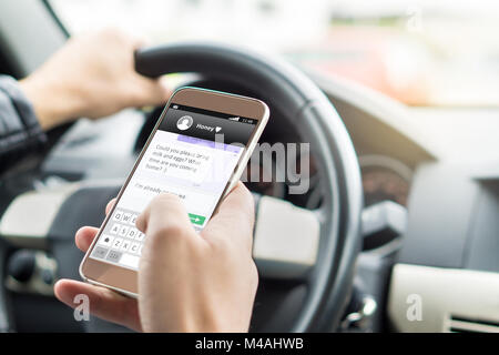 Sms beim fahren Auto. Unverantwortliche Menschen sms senden und Sie ihr Smartphone. Schreiben und Eingeben Nachricht mit Handys im Fahrzeug. Stockfoto