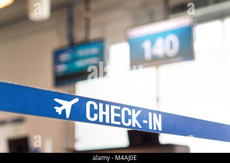 In Desk am Flughafen einchecken. Customer Service Counter im Terminal. Stockfoto