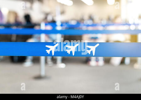 Flughafen Wartebereich, in der Lobby oder in der Lounge. Flugzeugsymbol in der Warteschlange Barriere. Passagiere, die im Hintergrund sitzen. Reisen und Ferien. Stockfoto