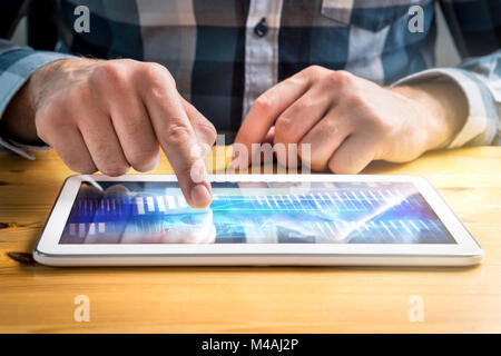 Geschäftsmann mit Tablet und des Finanz- oder Planung wirtschaftliche Anlagestrategie. Moderne smart mobile Gerät auf Tabelle mit Daten. Stockfoto