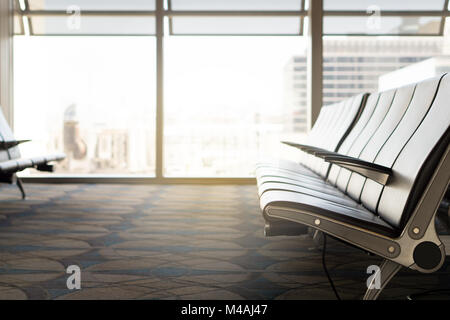 Warteraum am Flughafen. Leere Sitze am Tor im Terminal. Licht vom Fenster. Abflughalle. Stockfoto