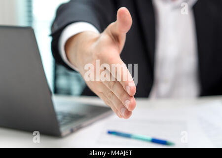 Business mann Angebot und Hand für Handshake im Amt geben. Verkäufer, Bank worker oder Rechtsanwalt schütteln für Angebot, Vereinbarung, Darlehen oder Verkauf. Partnerschaft. Stockfoto