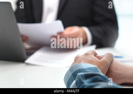 Leute, Treffen im Büro. Boss mit einem Bewerber im Interview. Rechtsanwalt mit Kunde. Business Mann oder Bank Arbeitnehmer, der Diskussion über Darlehen. Stockfoto