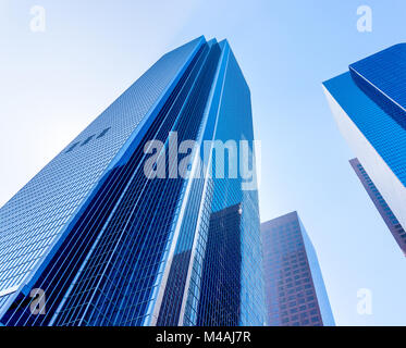 Hohen Bürogebäuden Blick von unten auf den Boden. Hohe Wolkenkratzer in der Stadt. Stockfoto