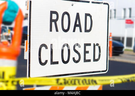 Straßensperrung unterzeichnen und Block in einer geschäftigen Stadt Straße in der Mitte des Verkehrs. Straßensperre in einem Highway. Stockfoto