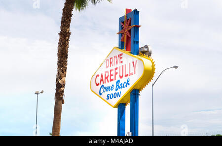 Las Vegas Zeichen von der anderen Seite und von hinten gesehen, wenn sich die Stadt verlassen. Vorsichtig fahren, kommen Sie bald wieder. Stockfoto