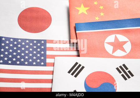 Die Fahne von Nordkorea, Südkorea, USA von Amerika (USA), Japan und China aus Papier. Stockfoto