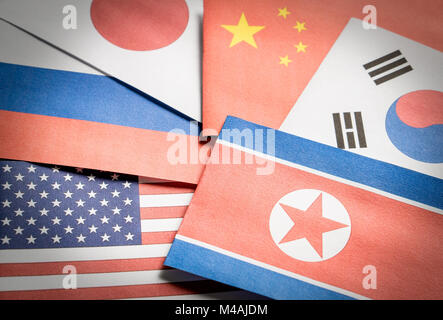 Die Fahne von Nordkorea, Südkorea, USA von Amerika (USA), Russland, Japan und China aus Papier. Stockfoto