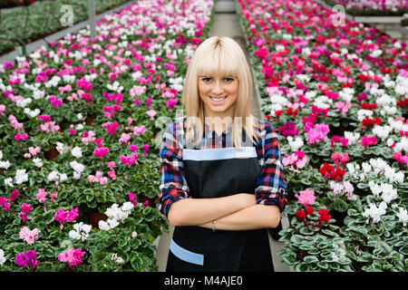 Lächelnd flower center Arbeitnehmer in einem Gewächshaus Stockfoto