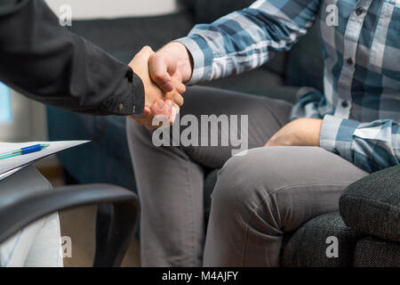 Mann und Frau die Hände schütteln. Handshake für eine Einigung. Antragsteller angestellt für Job nach Interview oder vereinbarten zu mieten oder zu kaufen. Stockfoto